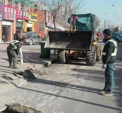 太原拆除500余处违章接坡，龙堡街市政设施管理再提速