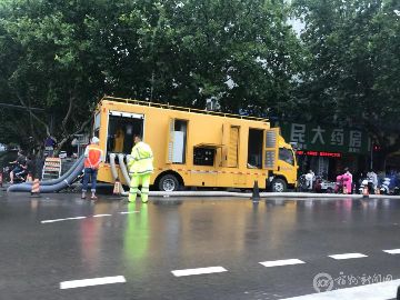 市政设施管理处连夜奋战，守护市民出行安全